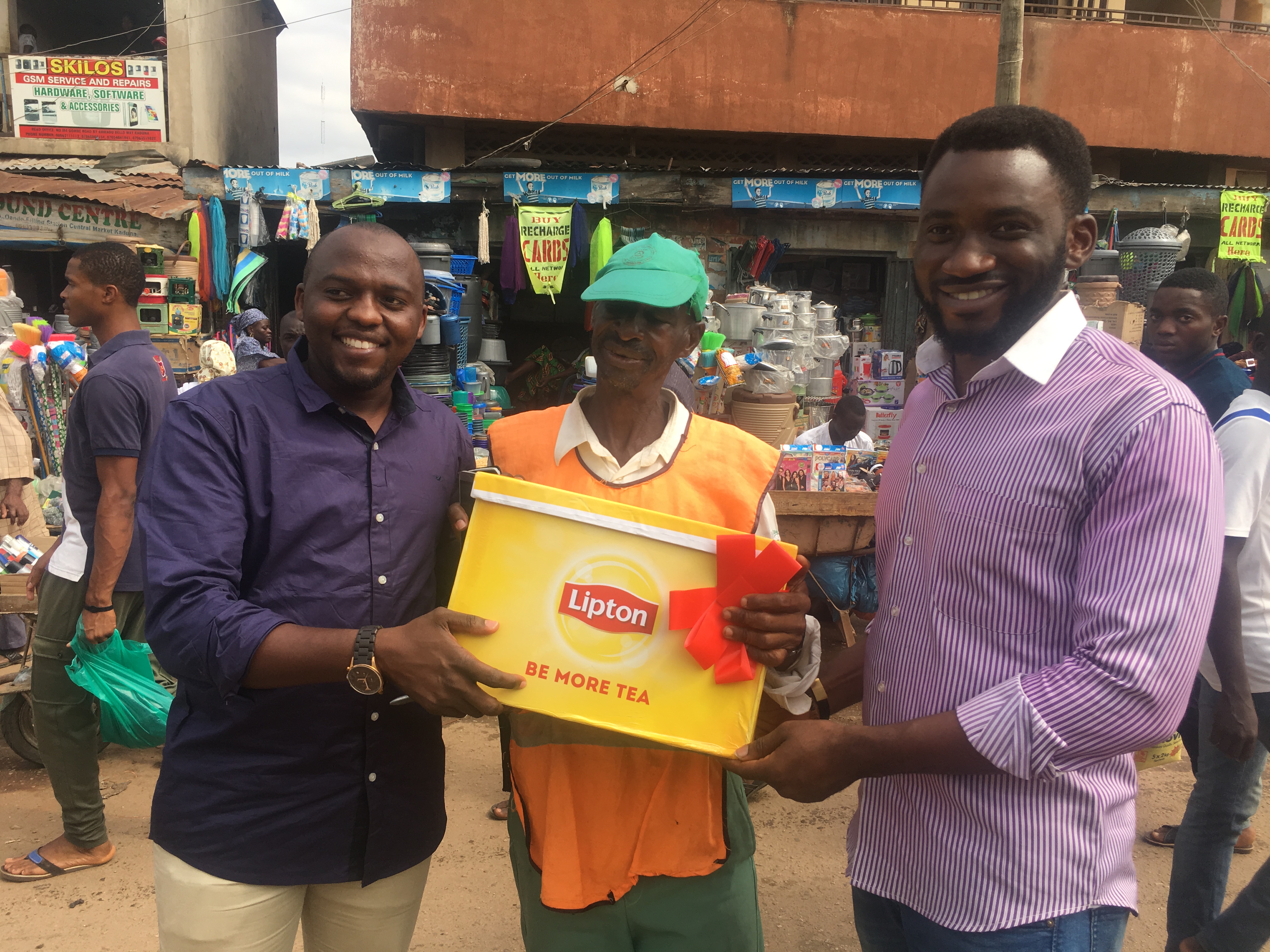 Kaduna; Ibrahim Ashir – Area Sales Manager Unilever Nig. Plc; Adetayo Adesokan, Brand Manager Lipton, Unilever, Nigeria Plc with Abdulhadi Sansan at the Ahmadu Bello Way, Kaduna.